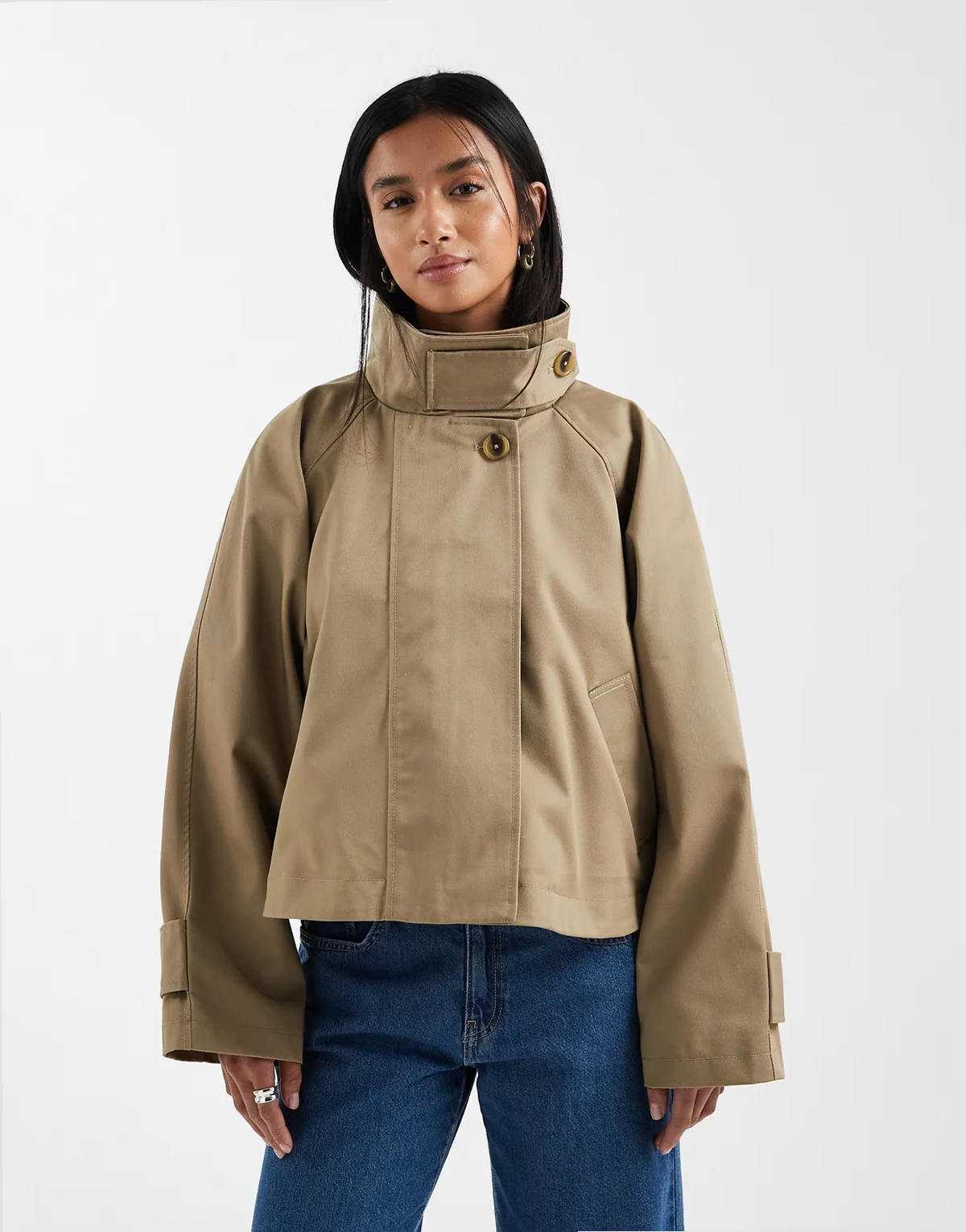 ASOS DESIGN Petite – Jasnobrązowy trencz o krótkim fasonie z pelerynką