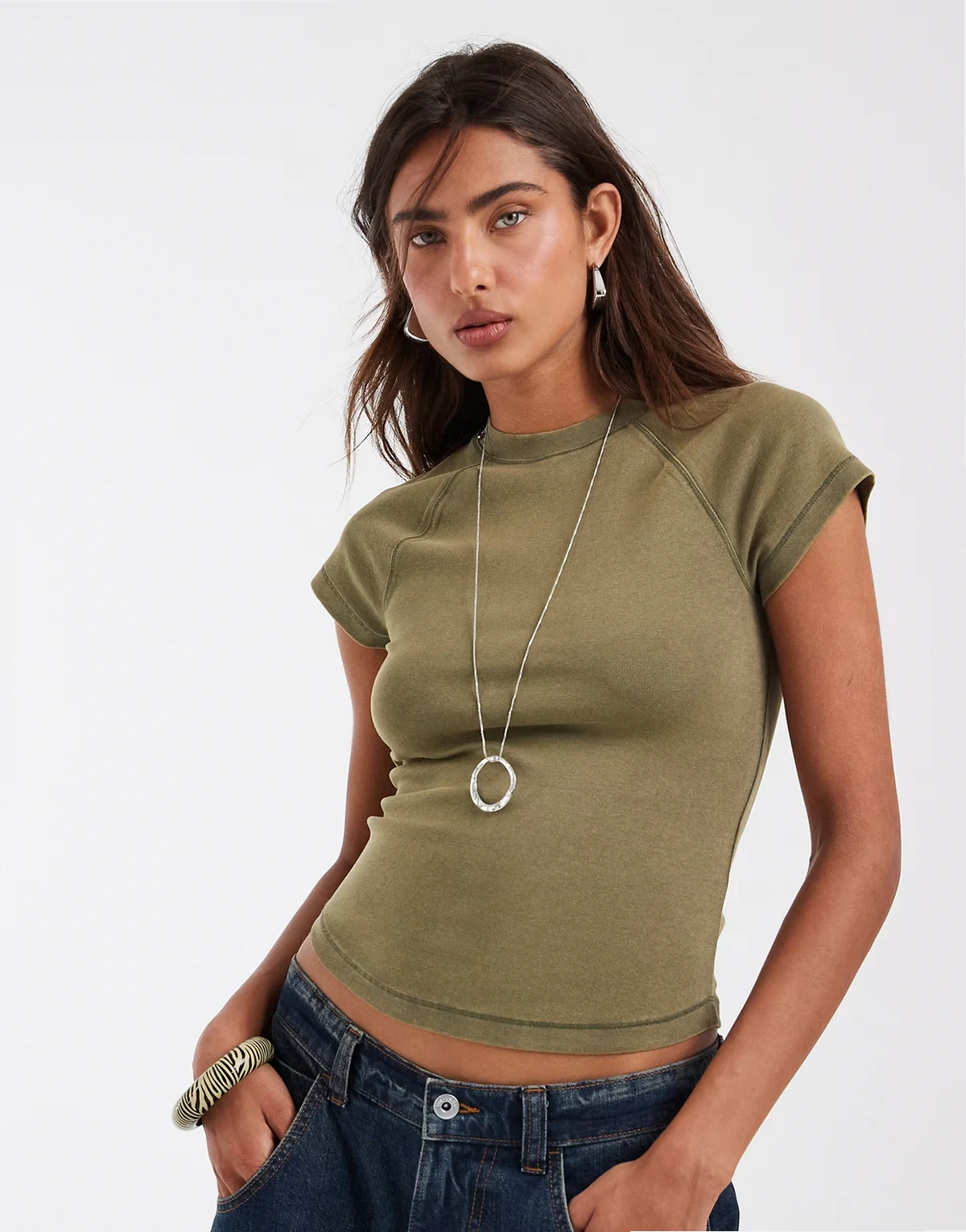 – Krótki i przylegający T-shirt z raglanowymi rękawami w spranym kolorze khaki