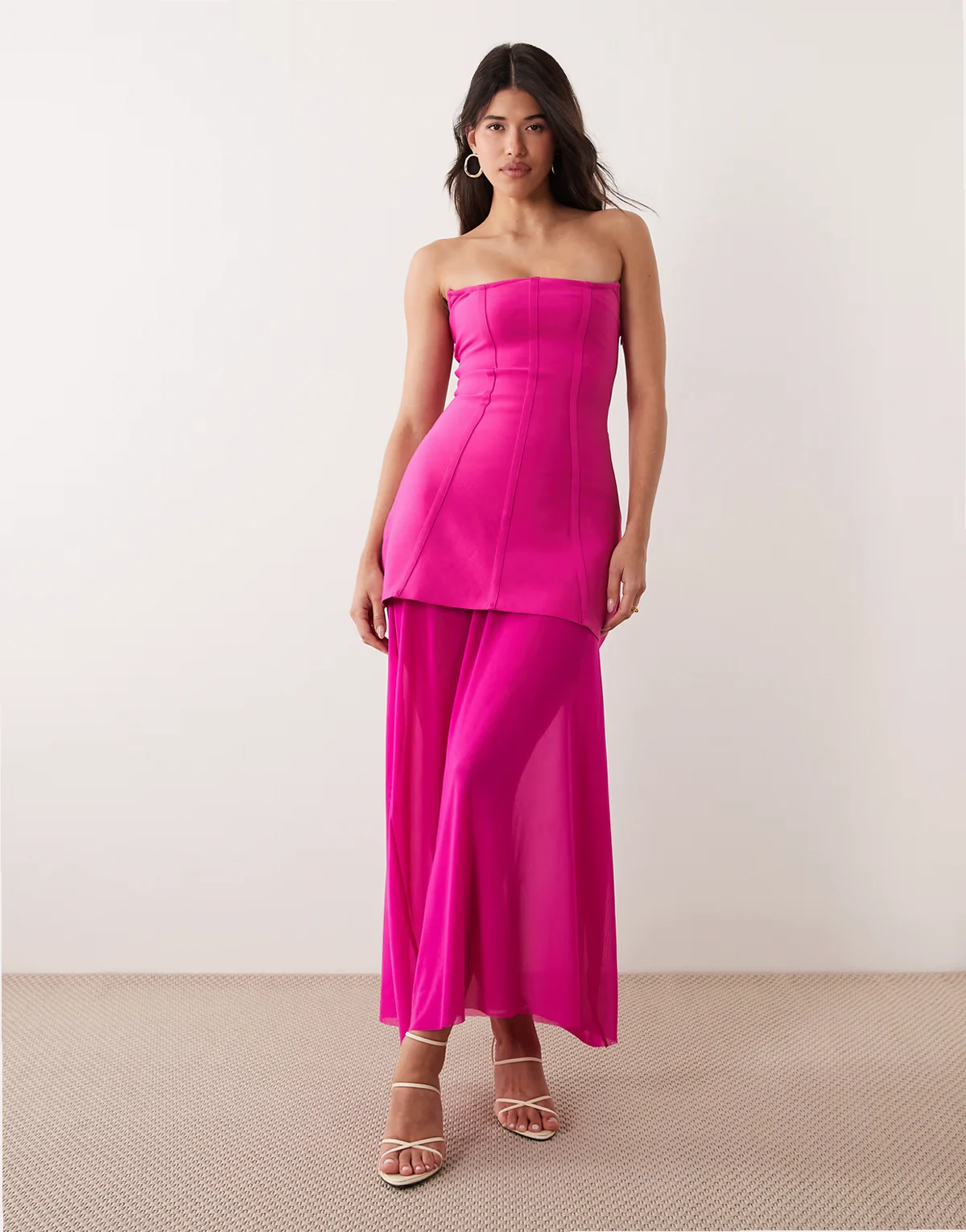– Exklusives, figurformendes, trägerloses Bandage-Maxikleid im Stil der 00er in Drachenfrucht-Pink mit transparentem Saum