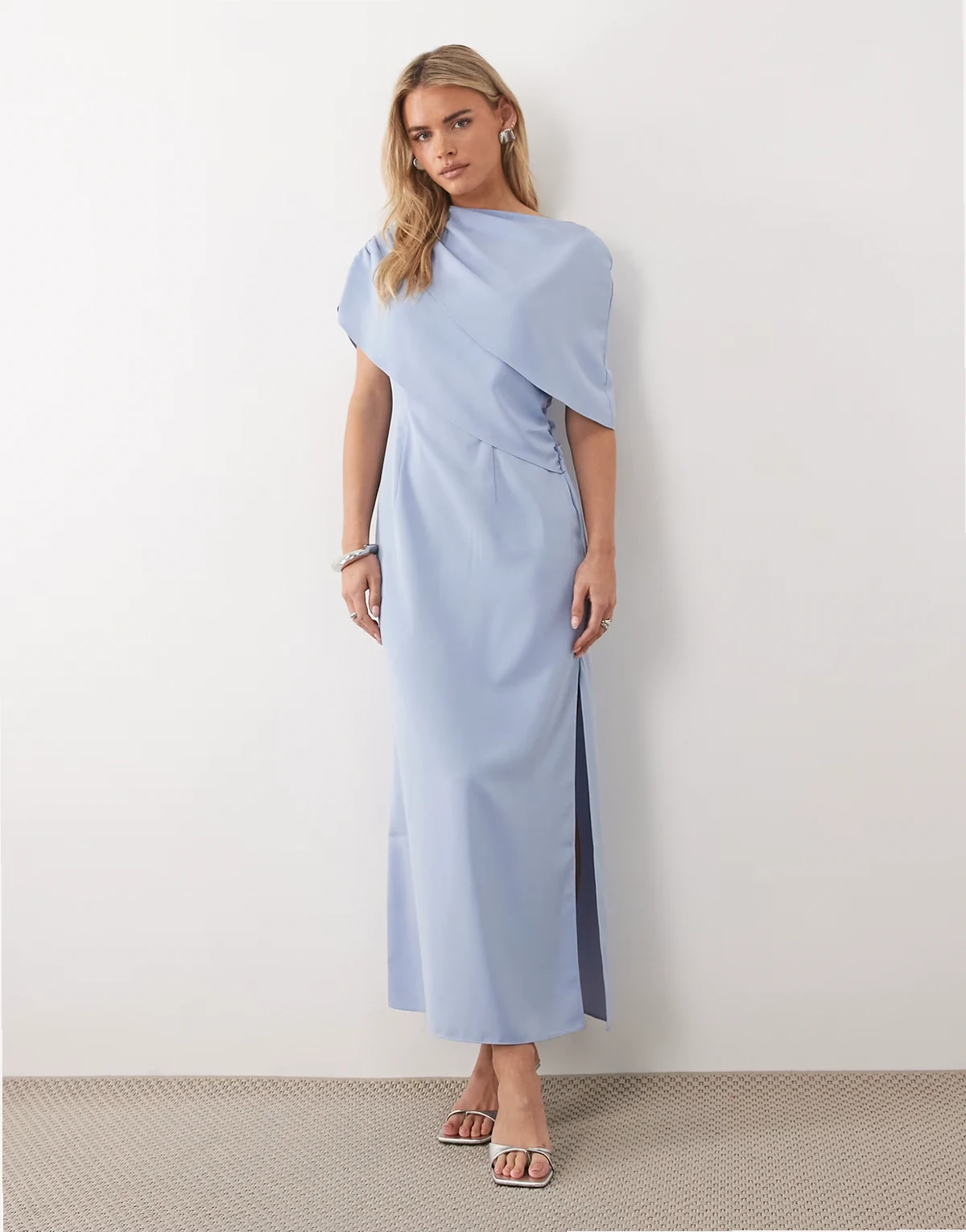 ASOS DESIGN Petite – Anschmiegsames Midikleid in Hellblau mit abfallender Schulterpartie