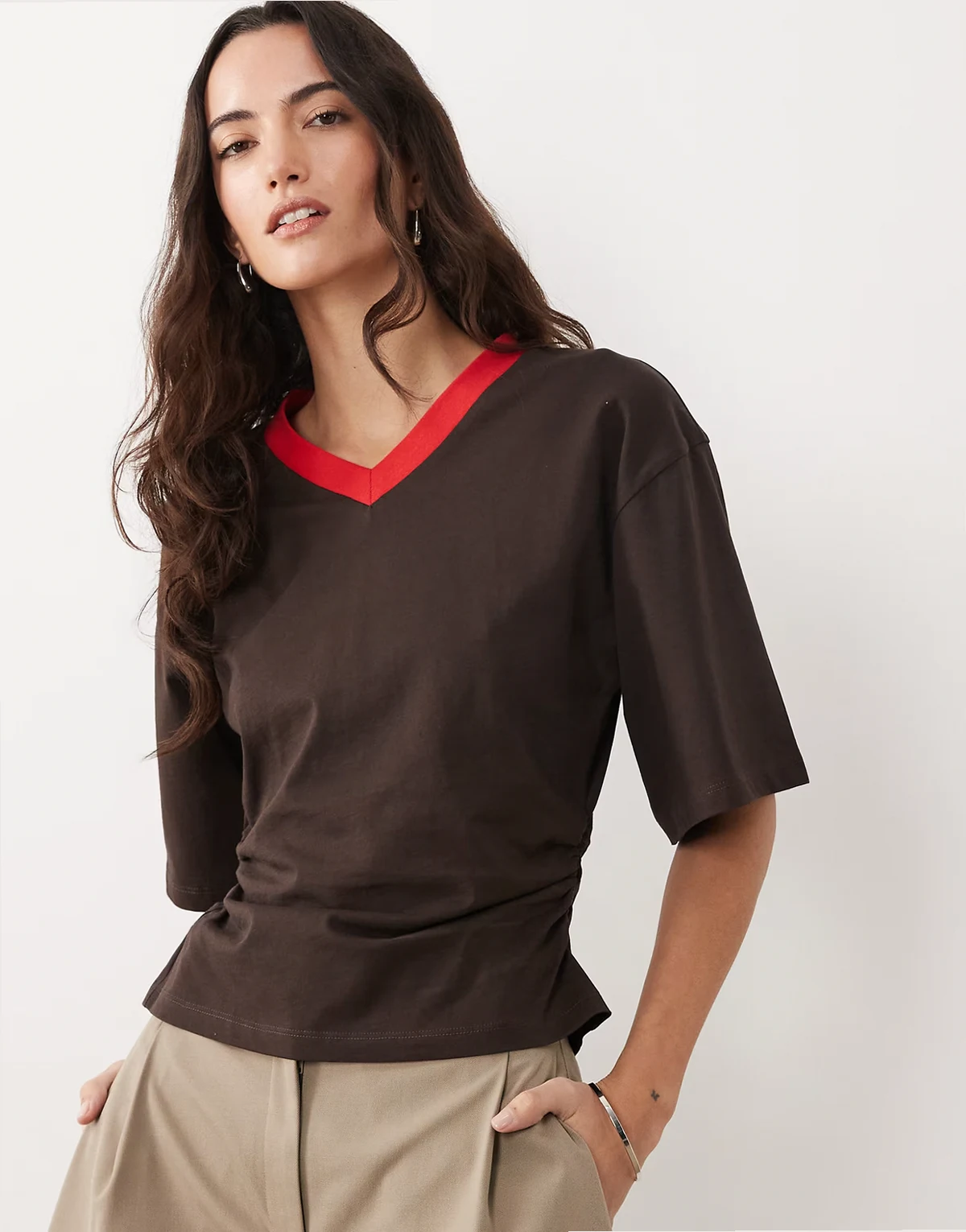 – T-Shirt in Schokobraun mit geraffter Taille und farblich abgesetztem V-Ausschnitt in Rot