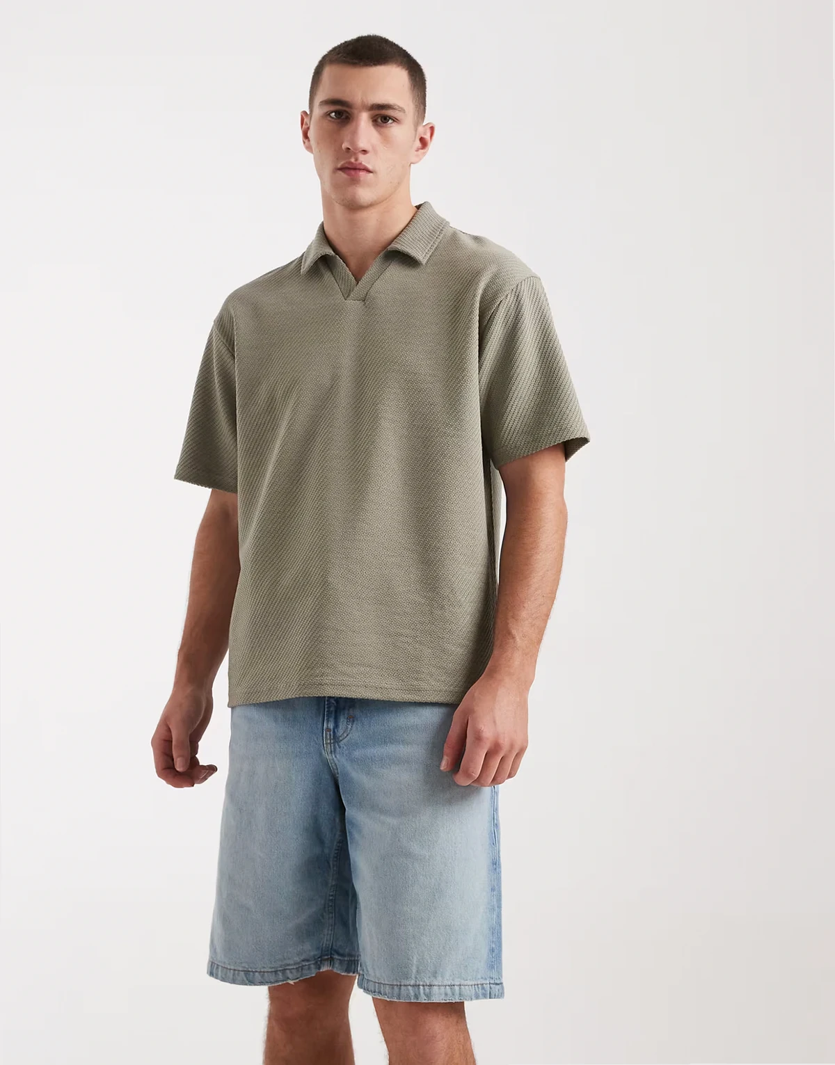 – Jasnoniebieskie szorty jeansowe baggy