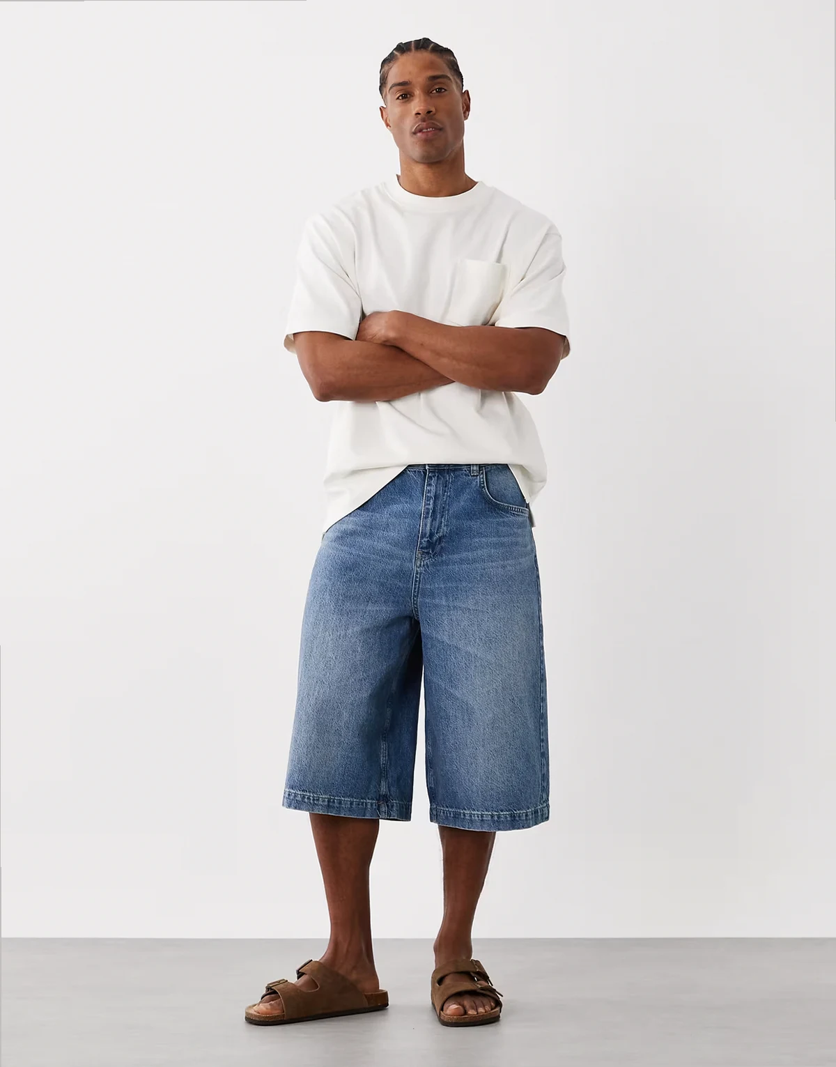 – Länger geschnittene Jeans-Jorts in verwaschenem Vintage-Mittelblau