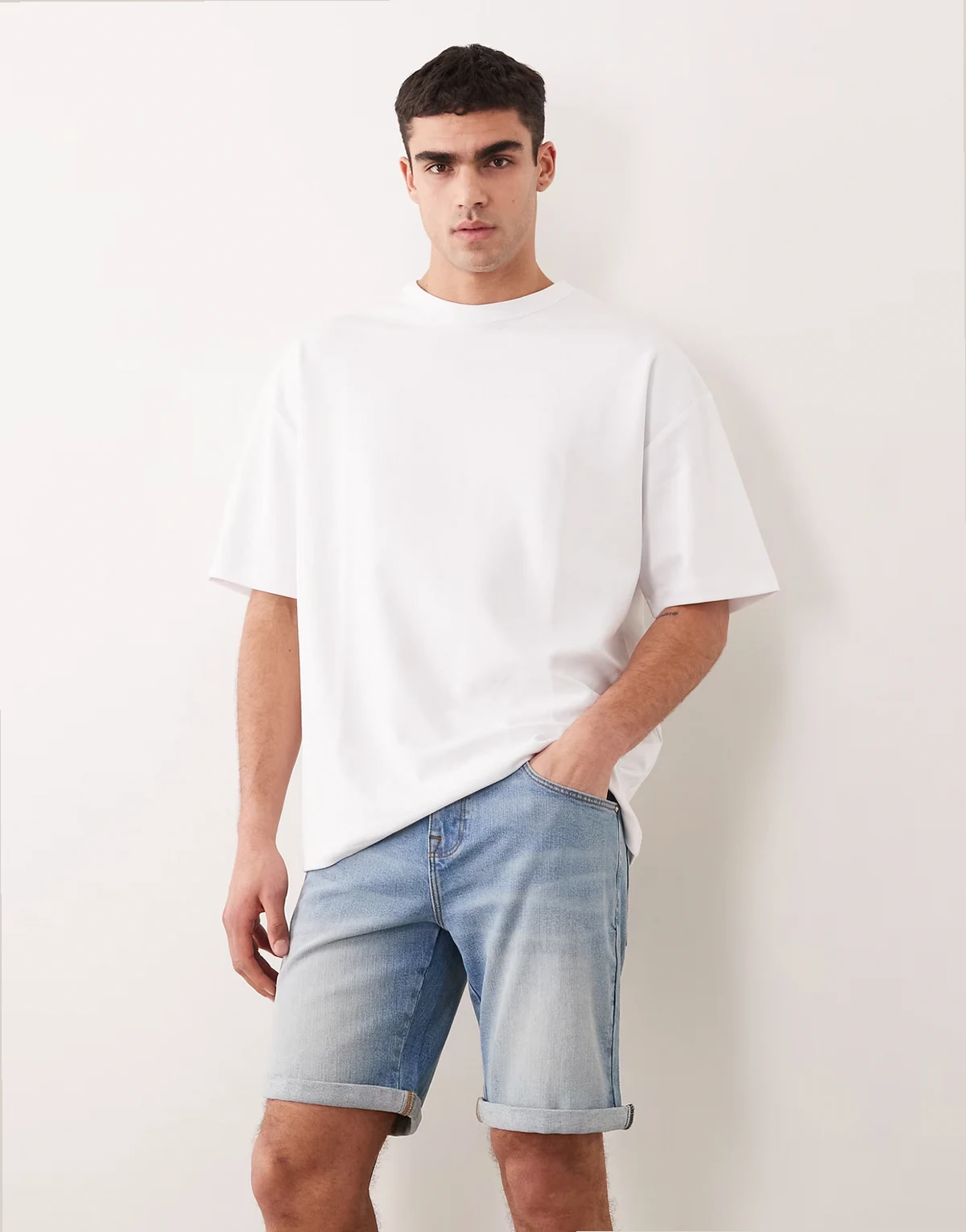 – Slim-Fit-Jeansshorts aus elastischen Denim in hellblauer Waschung mit regulärer Länge