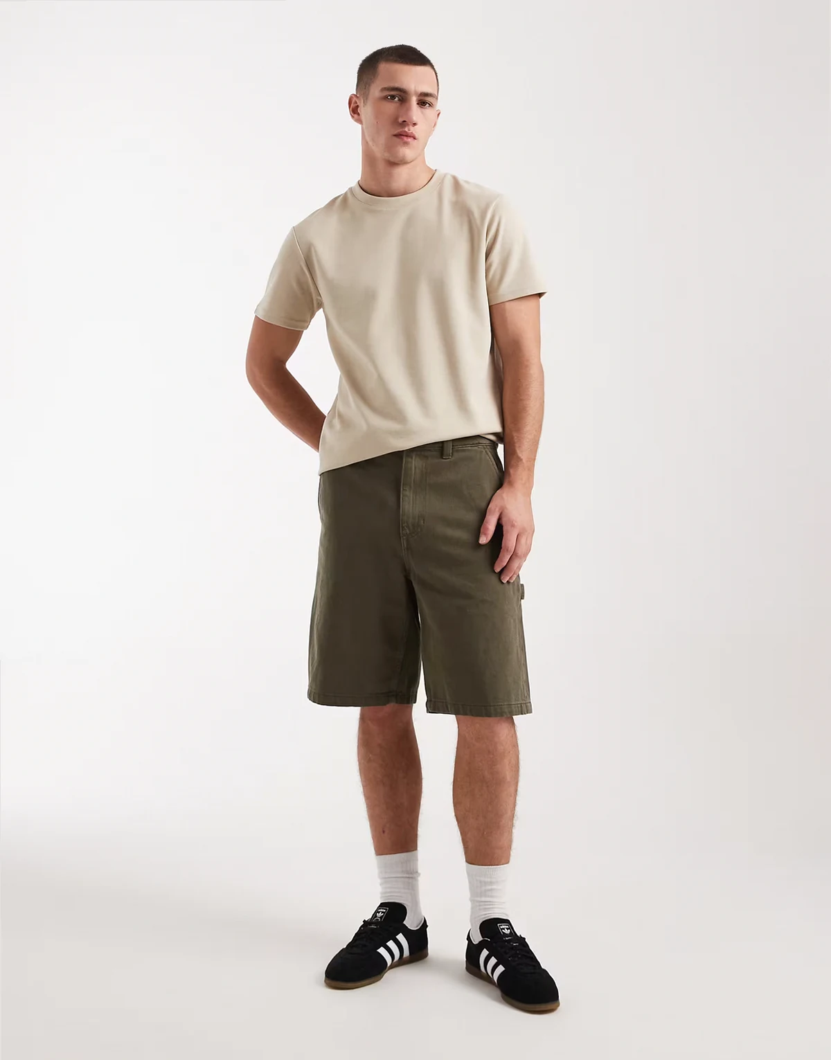 – Weite Worker-Shorts in Military