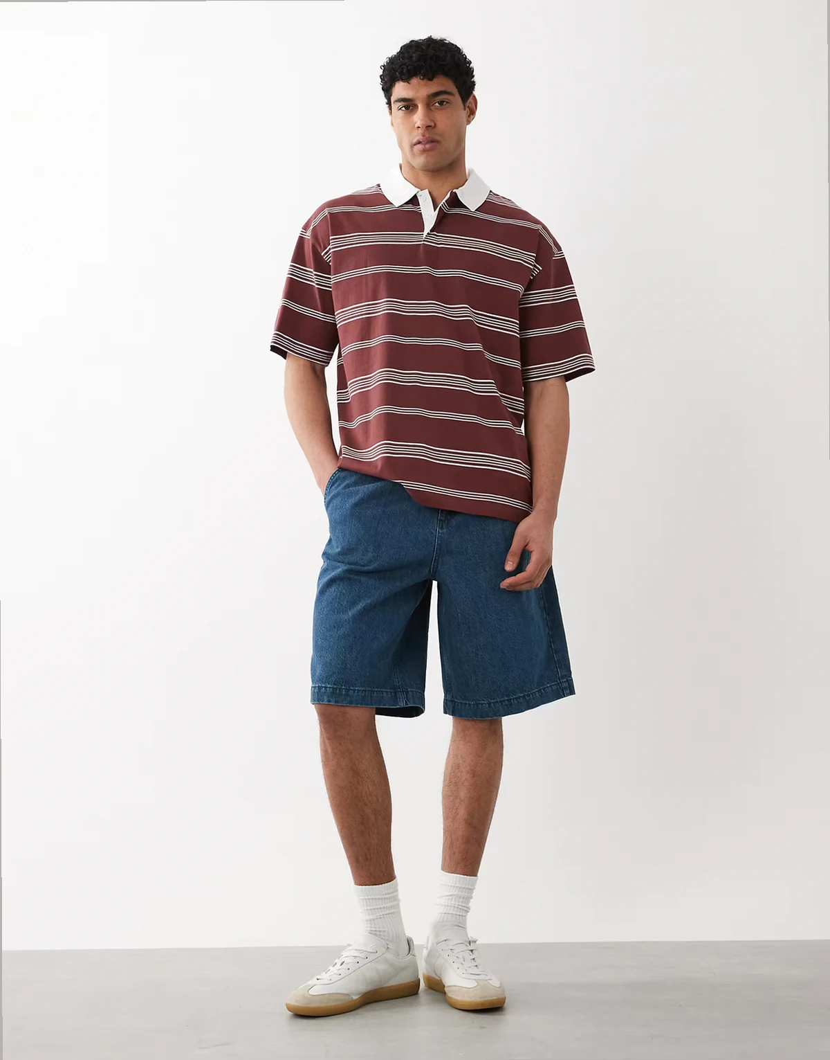 – Bermuda-Jorts aus Denim in mittelblauer Waschung mit Bundfalten