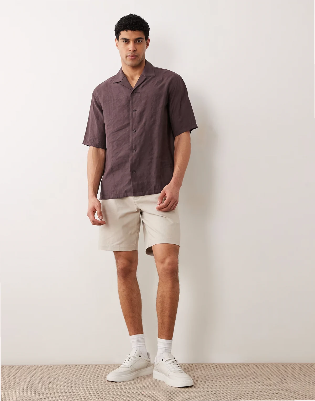 – Chino-Shorts in hellem Steinbeige