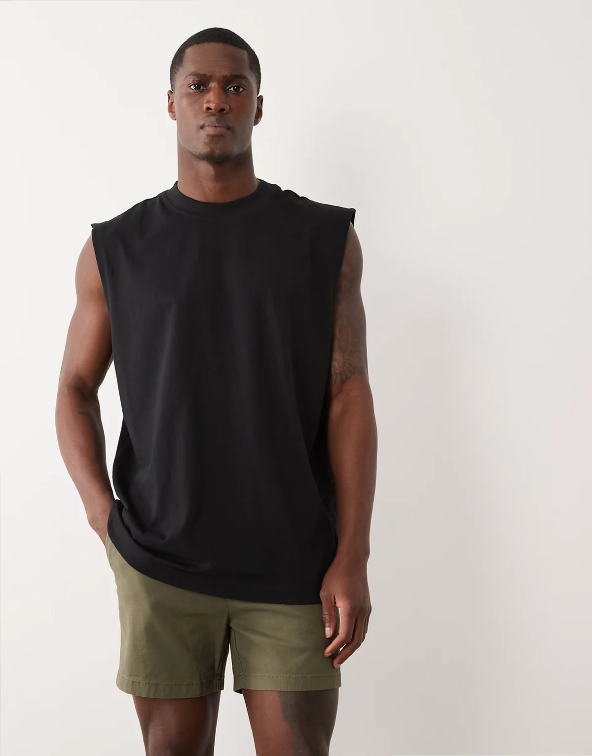 – Kurze Chino-Shorts in Khaki mit engem Schnitt