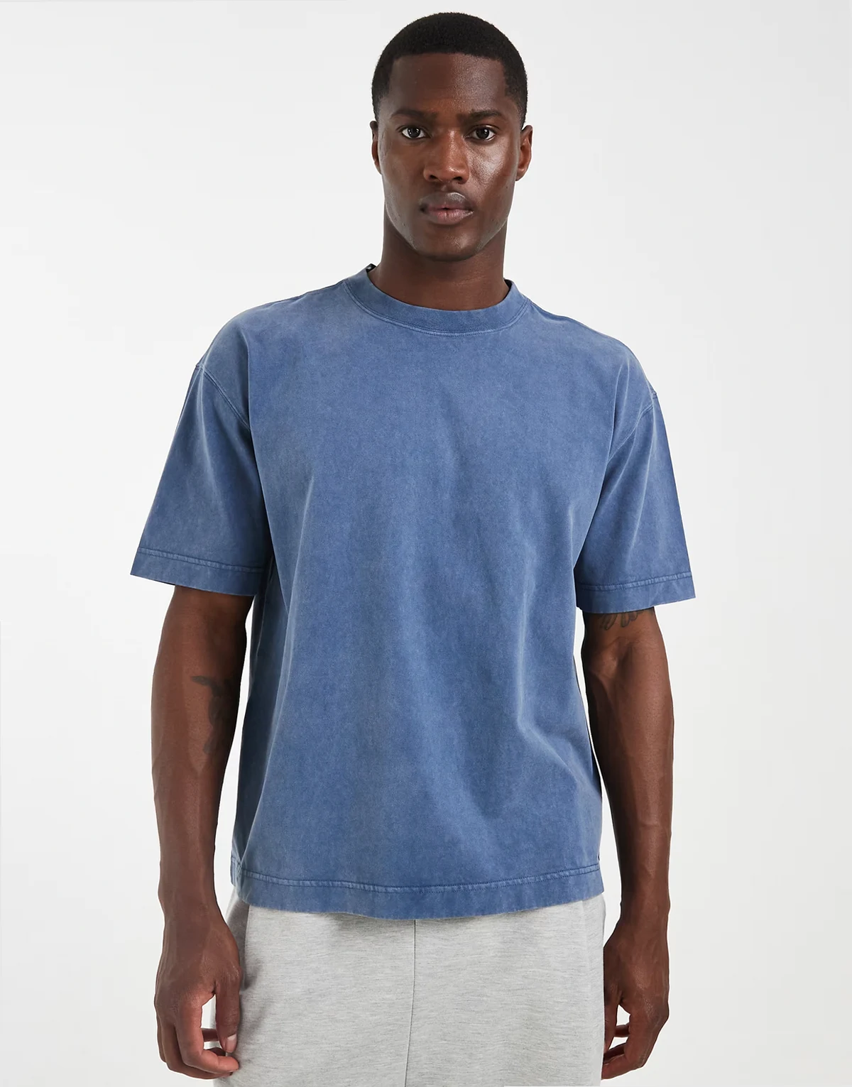 – Kastiges, schweres T-Shirt in marineblauer Waschung
