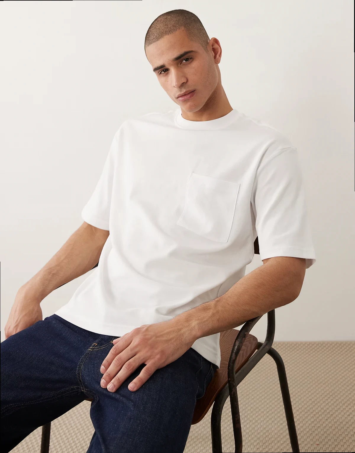 – Oversize-T-Shirt in Weiß mit Brusttasche