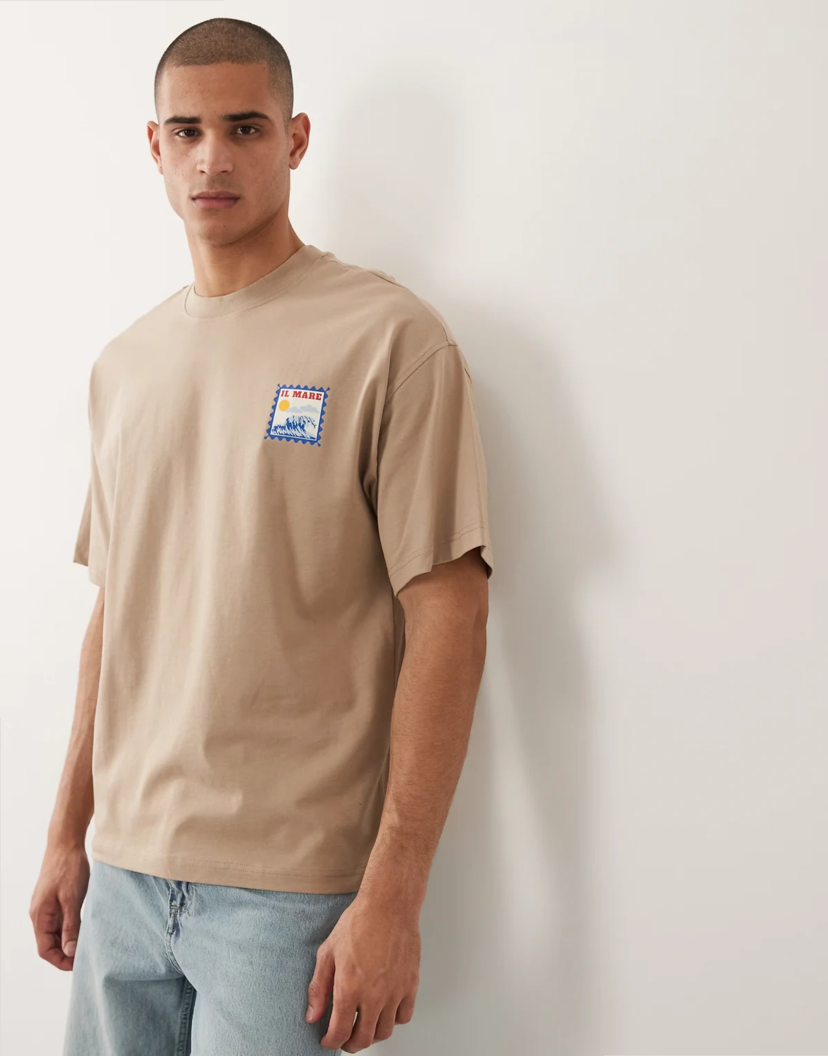 – Jasnobrązowy T-shirt oversize z małym nadrukiem