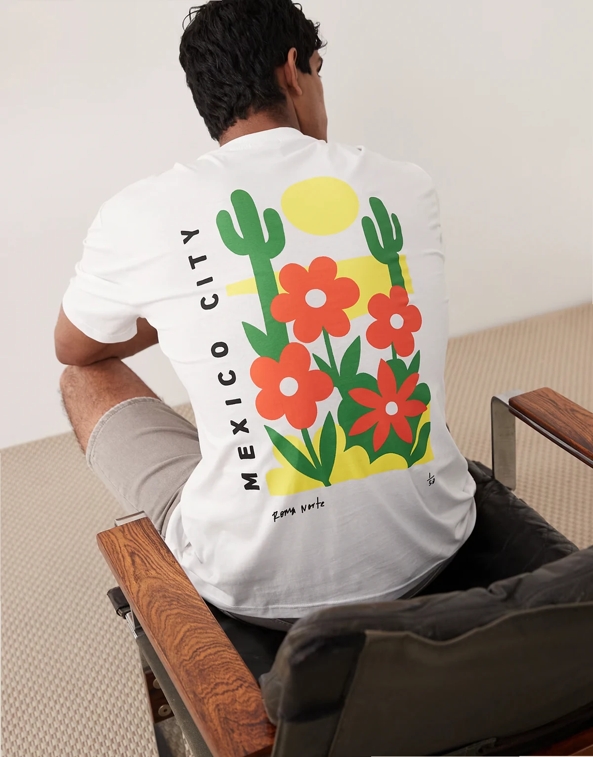 – Biały T-shirt oversize z nadrukiem z meksykańskim motywem na plecach