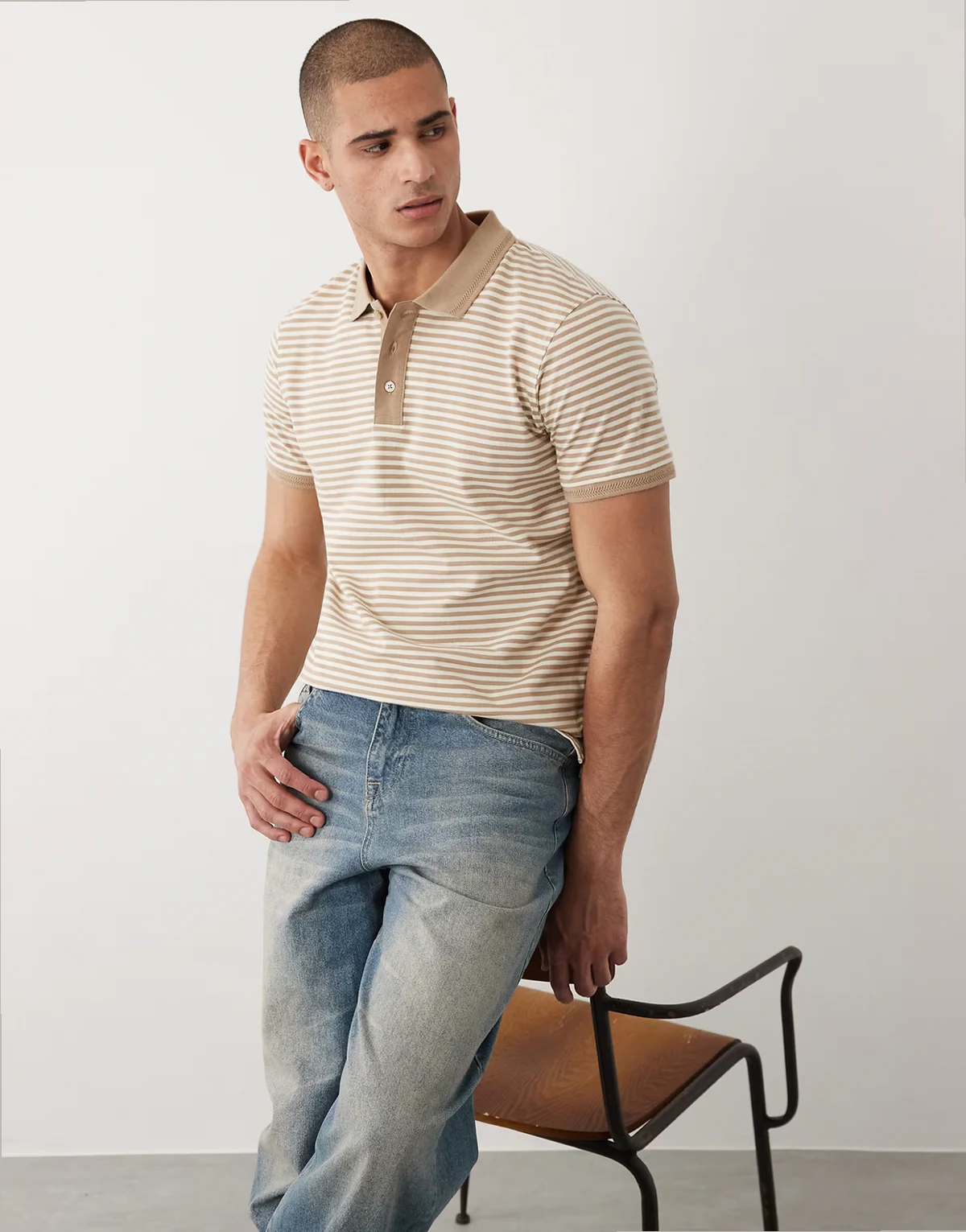 – Kurzärmliges, gestreiftes Strickoberteil in Steinbeige und Ecru mit Polokragen
